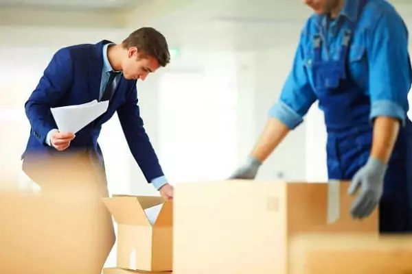 Préparation des cartons de déménagement d'entreprise